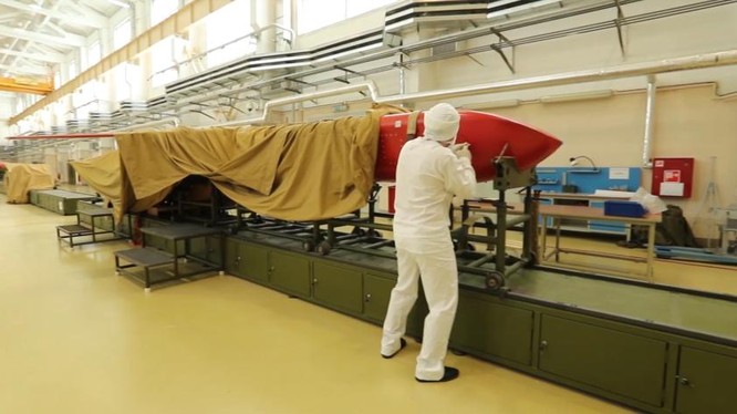 Lắp ráp tên lửa hành trình động cơ nguyên tử trong nhà xưởng thử nghiệm. Ả video Bộ Quốc phòng Nga.