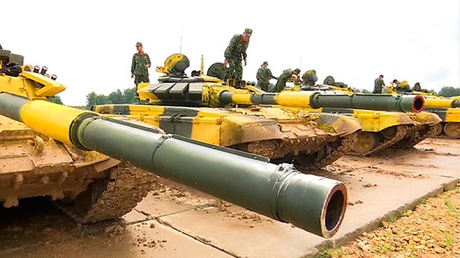 Đội xe tăng Việt Nam tham gia huấn luyện băn ở thao trường Alabino gần Moscow. Ảnh video TVZvezda