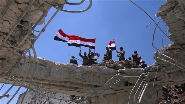 Quân đội Syria thượng cờ trên thủ phủ tỉnh Quneitra. Anh minh họa Masdar News