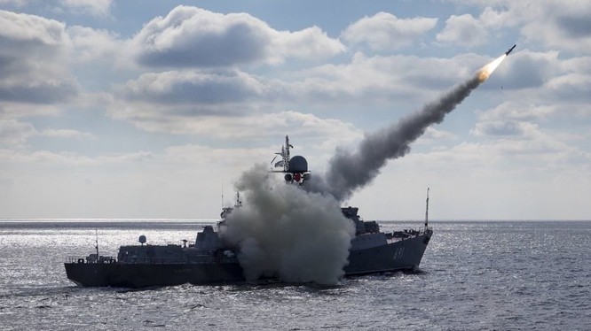 Tàu tuần biển mang tên lửa Nga chiến đấu. Ảnh minh họa TVZvezda