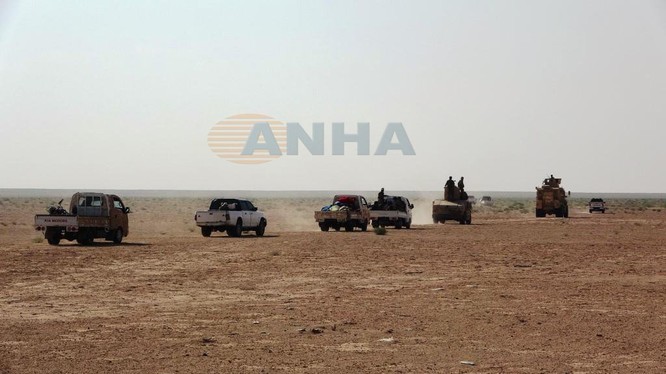 Đoàn xe lực lượng SDF hành quân trên chiến trường sa mạc phía đông Deir Ezzor. Ảnh video