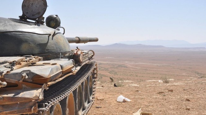 Xe tăng quân đội Syria trên chiến trường Hama. Ảnh minh họa Masdar News