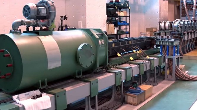 Video của cơ quan Mua sắm, Nghiên cứu công nghệ và Hậu cần kỹ thuật Nhật Bản giới thiệu nguyên mẫu pháo railgun điện từ. Ảnh video ATLA