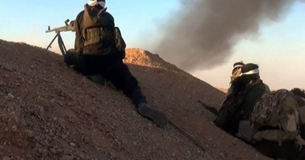 Các tay súng khủng bố IS tấn công quân đội Syria ở Deir Ezzor. Ảnh minh họa Masdar News