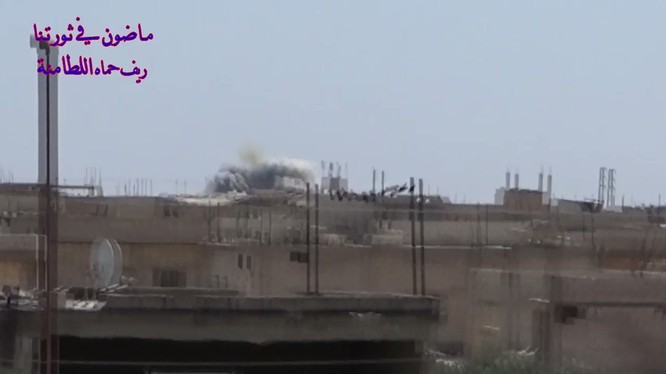 Trực thăng chiến đấu sư đoàn Tiger bắn phá ác liệt chiến tuyến của Hồi giáo cực đoan ở Hama. Ảnh video lực lượng đối lập Syria.