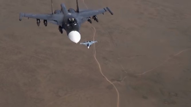Máy bay Su-34 tuần tra trên không phận Syria. Ảnh minh họa video Bộ Quốc phòng Nga