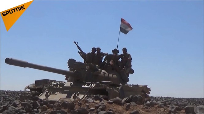 Quân đội Syria tiếp tục tiến công trên hoang mạc Sweida. Ảnh video Sputnik