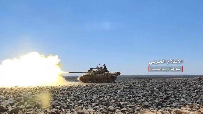 Xe tăng quân đội Syria tiến công trên chiến trường Sweida. Ảnh minh họa truyền thông Hezbollah