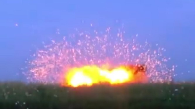 Dân quân Donesk thử nghiệm đầu đạn nổ phá mảnh nhiệt áp mới. Ảnh TVZvezda