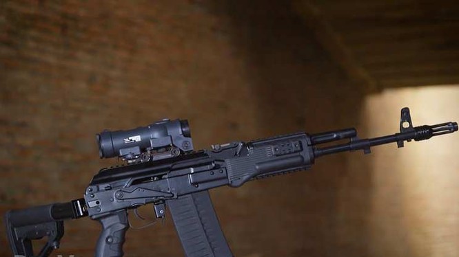 Súng tiêu liên AK-308 Kalashnikov sử dụng đạn 7.62x51 chuẩn NATO. Ảnh Rusvesna