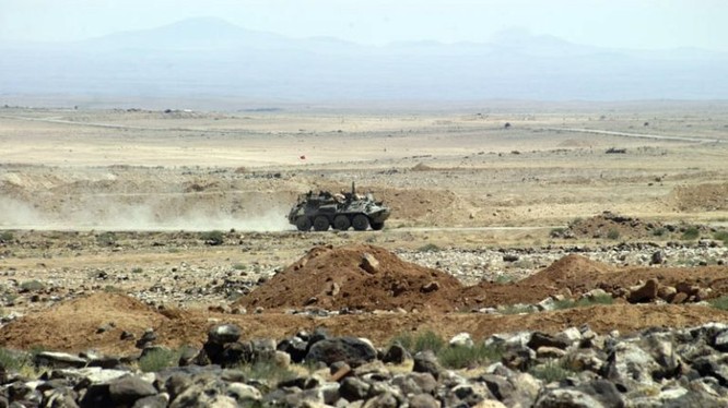 Xe thiết giáp quân đội Syria tiến công trên chiến trường Sweida. Ảnh minh họa South Front
