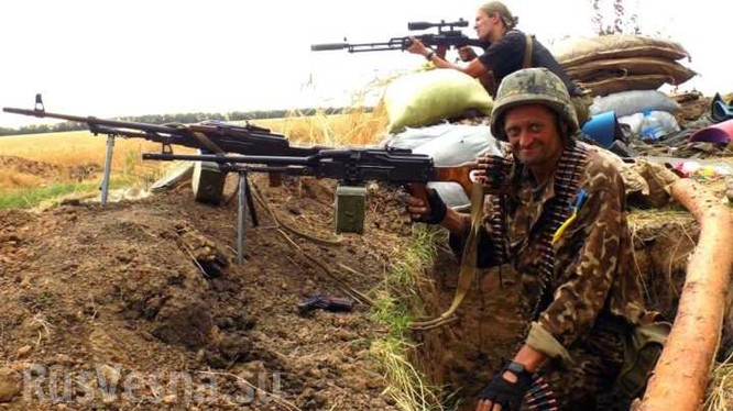 Binh sĩ Ukraina trong chiến hào chiến trường Donbass. Ảnh Rusvesna
