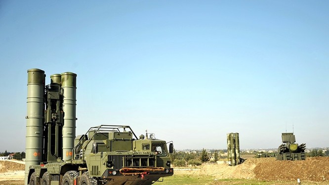Hệ thống tên lửa S-400 trên căn cứ sân bay Hmeymim, Latakia, Syria