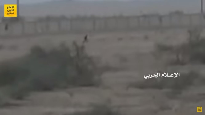 Chiến binh lực lượng Houthi tấn công sang biên giới Ả rập Xê út. Ảnh minh họa video