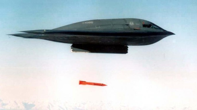 Máy bay ném bom B-2 Spirit thử nghiệm bom hạt nhân B61-12. Ảnh Militarywatchmagazine