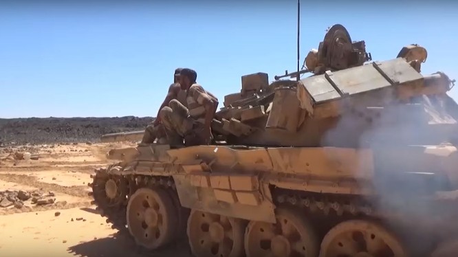 Các đơn vị quân đội Syria tiến công trên chiến trường hoang mạc Al-Safa, Sweida. Ảnh minh họa video.