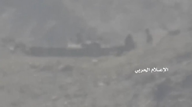 Lực lượng Houthi tấn công các tay súng do Ả rập Xê út hậu thuẫn ở Yemen. Ảnh minh họa video truyền thông Houthi.