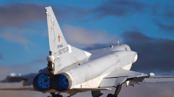 Máy bay ném bom chiến lược tầm xa Tu-22M3 xuất kích. Ảnh TV Zvezda