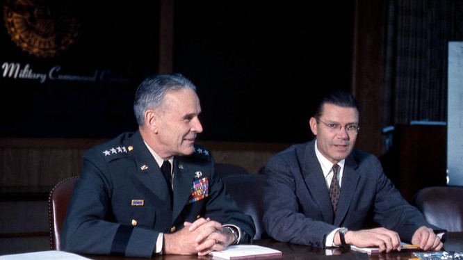 Đại tướng Maxwell Taylor, một trong những tác giả của SIOP cùng Bộ trưởng Quốc phòng Robert McNamara, tháng 07.1964. Ảnh National Security Archive 