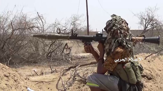 Một chiến binh Houthi chiến đấu trên chiến trường Yemen. Ảnh minh họa video Houthi