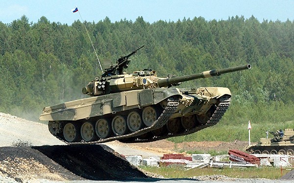 Xe tăng T-90 của quân đội Nga đang diễn tập. Ảnh Rusian Gazeta