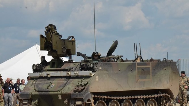 Xe thiết giáp chuyển quân M-113, được lắp đặt bộ khí tài robot tự lái. Ảnh Breaking Defence