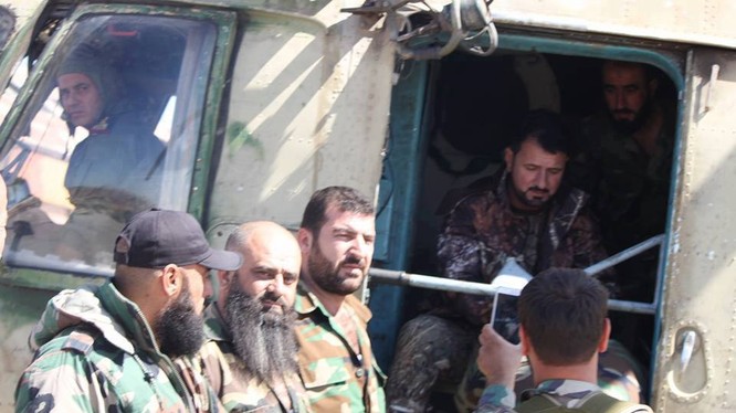 Thiếu tướng Suheil Al-Hassan, sư đoàn trưởng sư đoàn Tiger bay thị sát chiến trường Idlib. Ảnh truyền thông sư đoàn Tiger