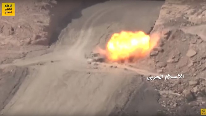 Lực lượng Houthi sử dụng bom vệ đường phá hủy xe cơ giới của quân đội Ả rập Xê út. Ảnh video truyền thông Hezbollah