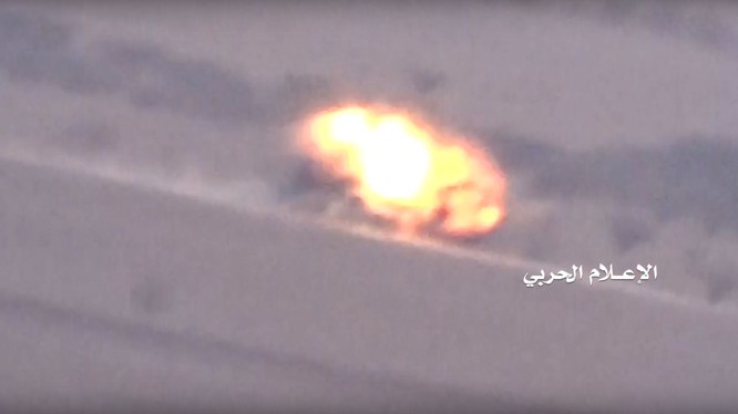 Houthi sử dụng tên lửa ATGM tấn công các xe cơ giới của liên minh quân sự Ả rập Xê út. Ảnh minh họa video truyền thông quân đội Yemen.