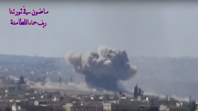 Không quân Syria, phối hợp với pháo binh, tên lửa mặt đất đánh phá ác liệt chiến tuyến của lực lượng Hồi giáo cực đoan thánh chiến. Ảnh minh họa video đối lập Syria.