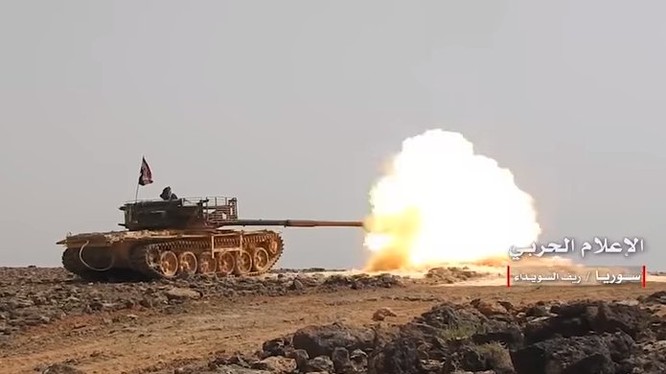 Xe tăng quân đội Syria bắn phá trên chiến trường Al-Safa. Ảnh minh họa Al-Masdar News