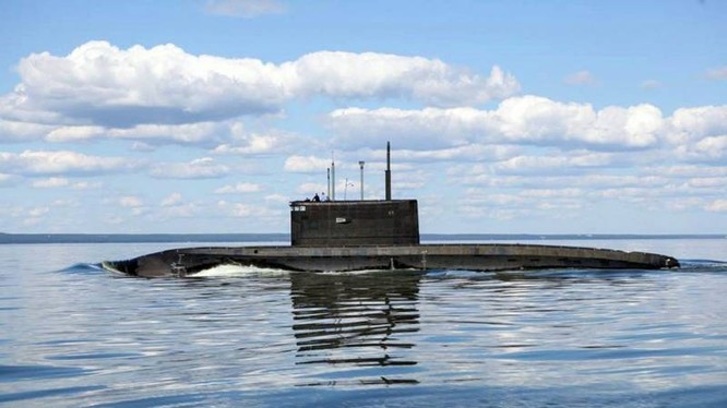 Tàu ngầm lớp “Varshavianka” Kilo trên biển. Ảnh minh họa Military Watch Mgazine