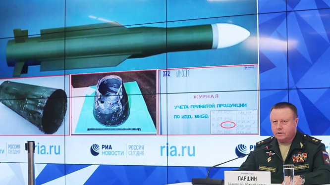 Bộ quốc phòng Nga họp báo bất thường, chứng minh tên lửa Buk đã được phòng không Ukraina phóng vào MH-17. Ảnh minh họa video RIA.Novosti