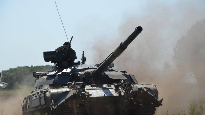 Xe tăng Ukraina trên chiến trường vùng giáp ranh Donesk. Ảnh minh họa Voice Sevastopol.