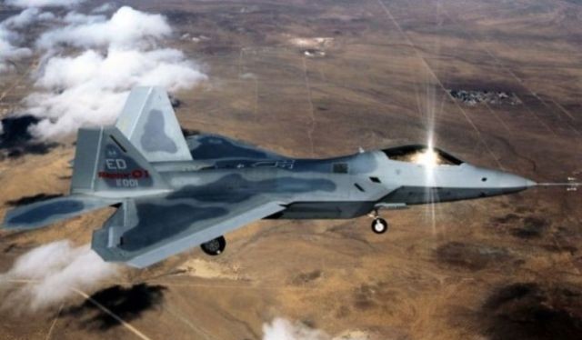 Máy bay F-22 Raptor Mỹ trên không phận Syria. Ảnh minh họa Defence. Blog