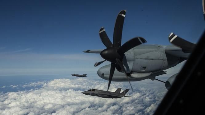  Các máy bay tiêm kích tàng hình F-35B tiếp dầu trên Biển Đông. Ảnh: Military.com.