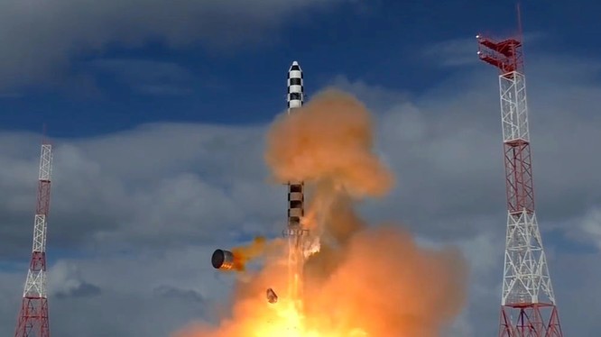 Lực lượng tên lửa chiến lược Nga phóng thử nghiệm tên lửa liên lục địa Sarmat, mang đầu đạn siêu âm Avangard. Ảnh minh họa: Russian Gazeta.