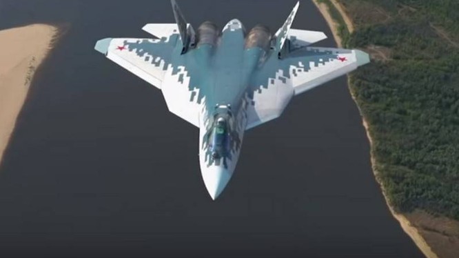 Máy bay tiêm kích tàng hình Su-57 trên không phận thao trường thử nghiệm. Ảnh từ máy bay vận tải An-12.
