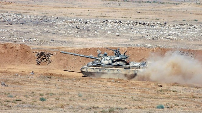 Xe tăng quân đội Syria trên chiến trường al-Safa, tỉnh al-Sweida.