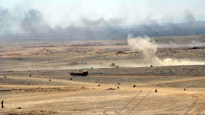 Xe thiết giáp quân đội Syria tiến công trên chiến trường al-Safa. Ảnh minh họa: South Front.