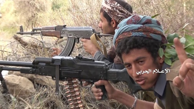 Chiến binh Houthi phục kích các tay súng lực lượng Liên minh vùng Vịnh. Ảnh minh họa: Masdar News.