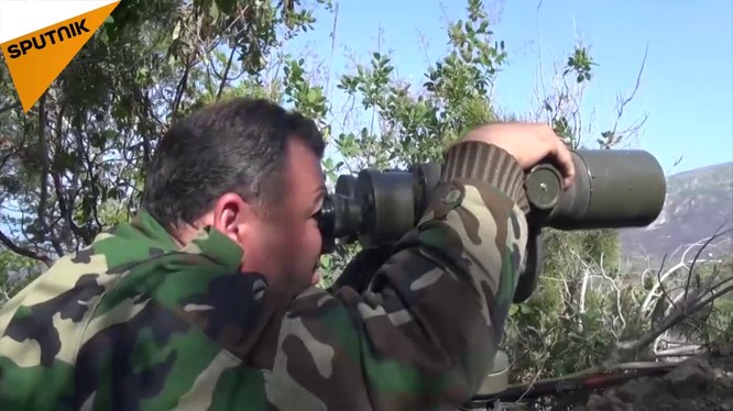 Binh sĩ quân đội Syria quan sát chiến tuyến Latakia.