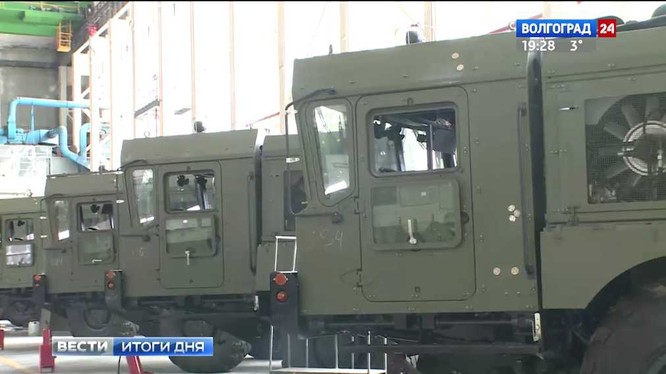 Những xe phóng Iskander đang chuẩn bị xuất xưởng. Ảnh video Volgograd 24