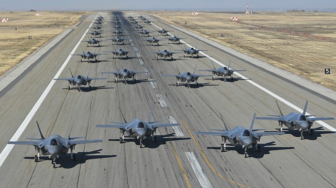 Cuộc diễn tập có 35 máy bay tiêm kích tàng hình F-35A Elephant Walk. Ảnh minh họa Military Watch Mgazine