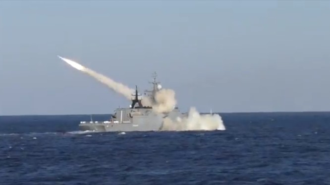 Hộ tống hạm "Gromkiy" phóng tên lửa Uran Kh-35. Ảnh: Bộ Quốc phòng Nga.