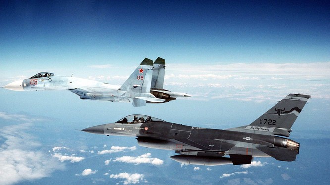 Máy bay tiêm kích đa nhiệm Su-27 và máy bay F-16 của không quân Bỉ.