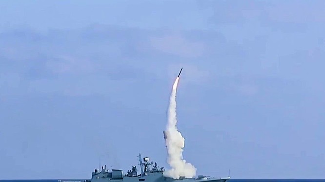 Chiến hạm Nga phóng tên lửa Kalibr. Ảnh minh họa Russian Gazeta