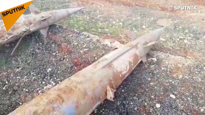 Tên lửa phòng không trong kho vũ khí lực lượng Hồi giáo cực đoan ở Daraa. Ảnh: video Sputnik.