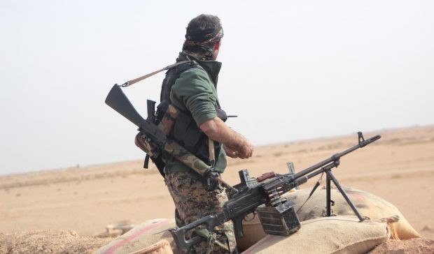 Chiến binh người Kurd trên chiến trường Afrin, tây bắc Aleppo. Ảnh minh họa: Masdar News.