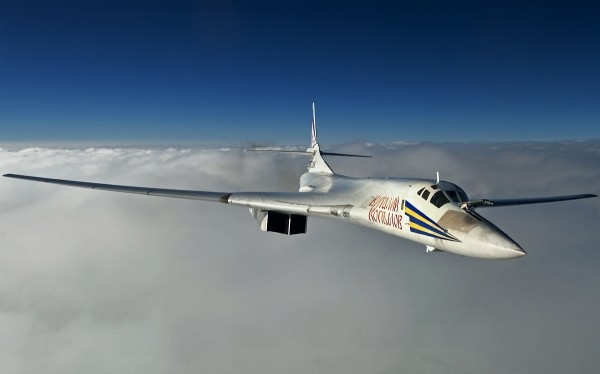 Máy bay ném bom chiến lược tầm xa Nga Tu-160 Thiên nga trắng.
